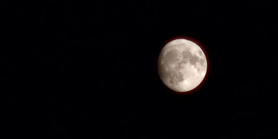 La luna illumina il buio e regala scatti suggestivi