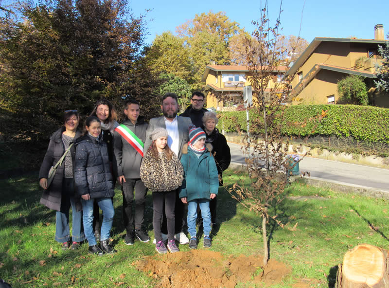 piantumazione_albero_montevecchia_01.jpg (131 KB)