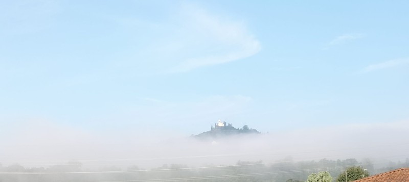 La nebbia sul colle