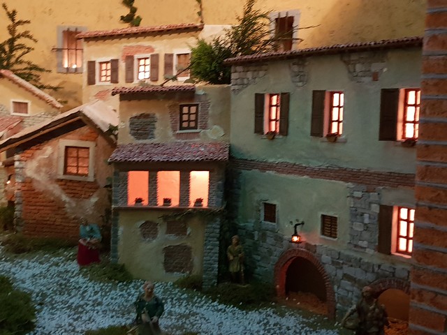 Merate: apre il presepe dell'ossario con la capanna di Gesù all'ombra di un  castello - Merateonline