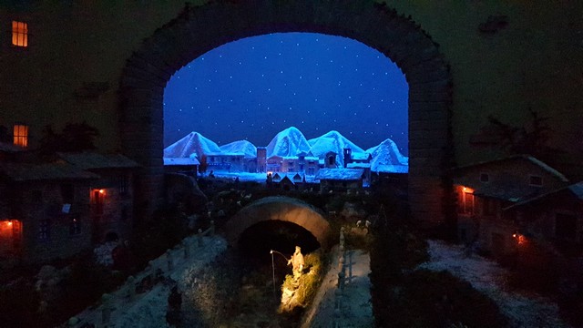 Merate: apre il presepe dell'ossario con la capanna di Gesù all'ombra di un  castello - Merateonline